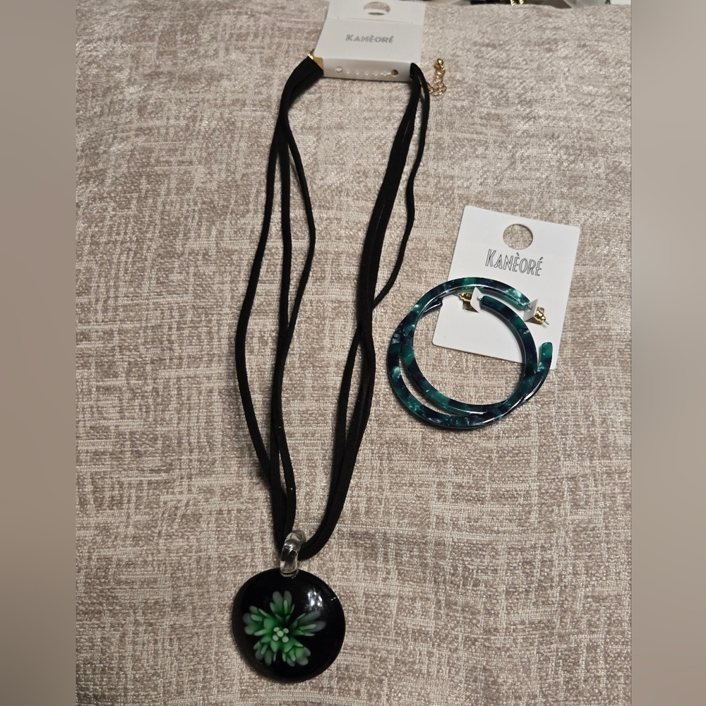 Necklace and earring set‎